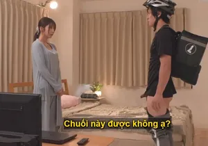 Cậu con trai hạnh phúc khi bạn thân của má ở lại nhà chơi
