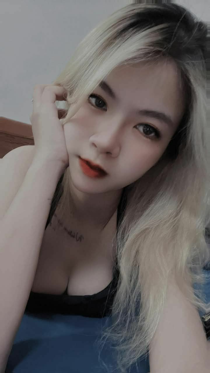 Cô trưởng phòng không mặc áo lót và anh nhân viên may mắn